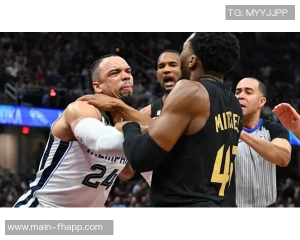 狄龙上半场表现抢眼15投8中砍下18分助球队奋战老东家 狄龙上半场表现抢眼15投8中砍下18分助球队奋战老东家